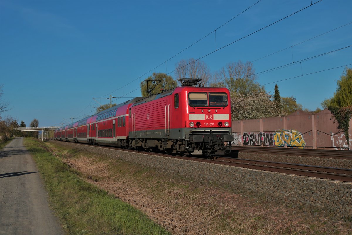 DB Regio 114 031-8 mit dem RE50 in Rodenbach (Main Kinzig Kreis) am 25.04.21 