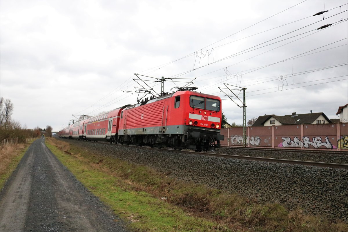 DB Regio 114 038-3 am 27.01.19 in Rodenbach Main Kinzig Kreis mit dem RE50