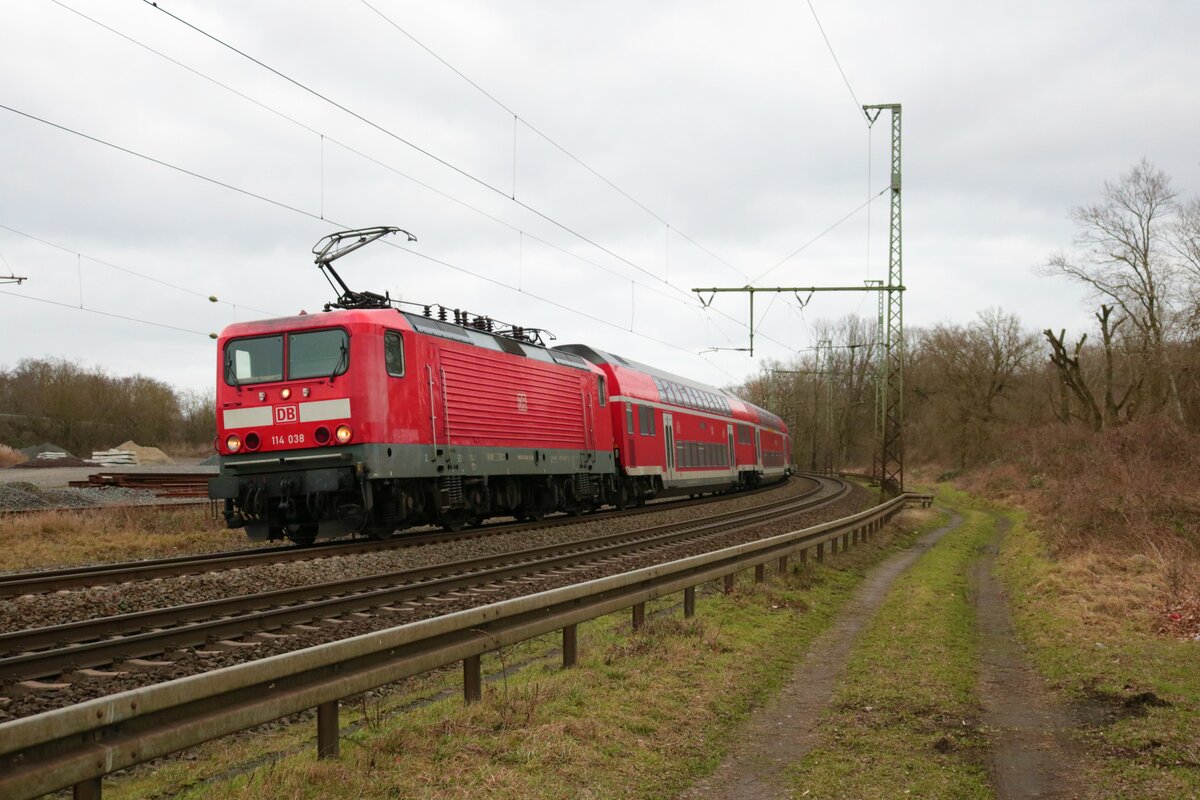 DB Regio 114 038 am 30.01.22 in Hanau mit einen RE50