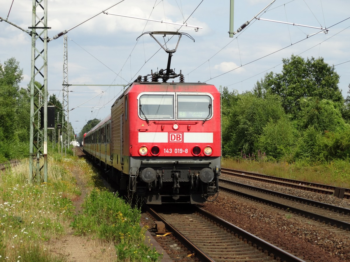 DB Regio 143 019-8 am 27.06.14 mit einer RB 55 in Maintal Ost 