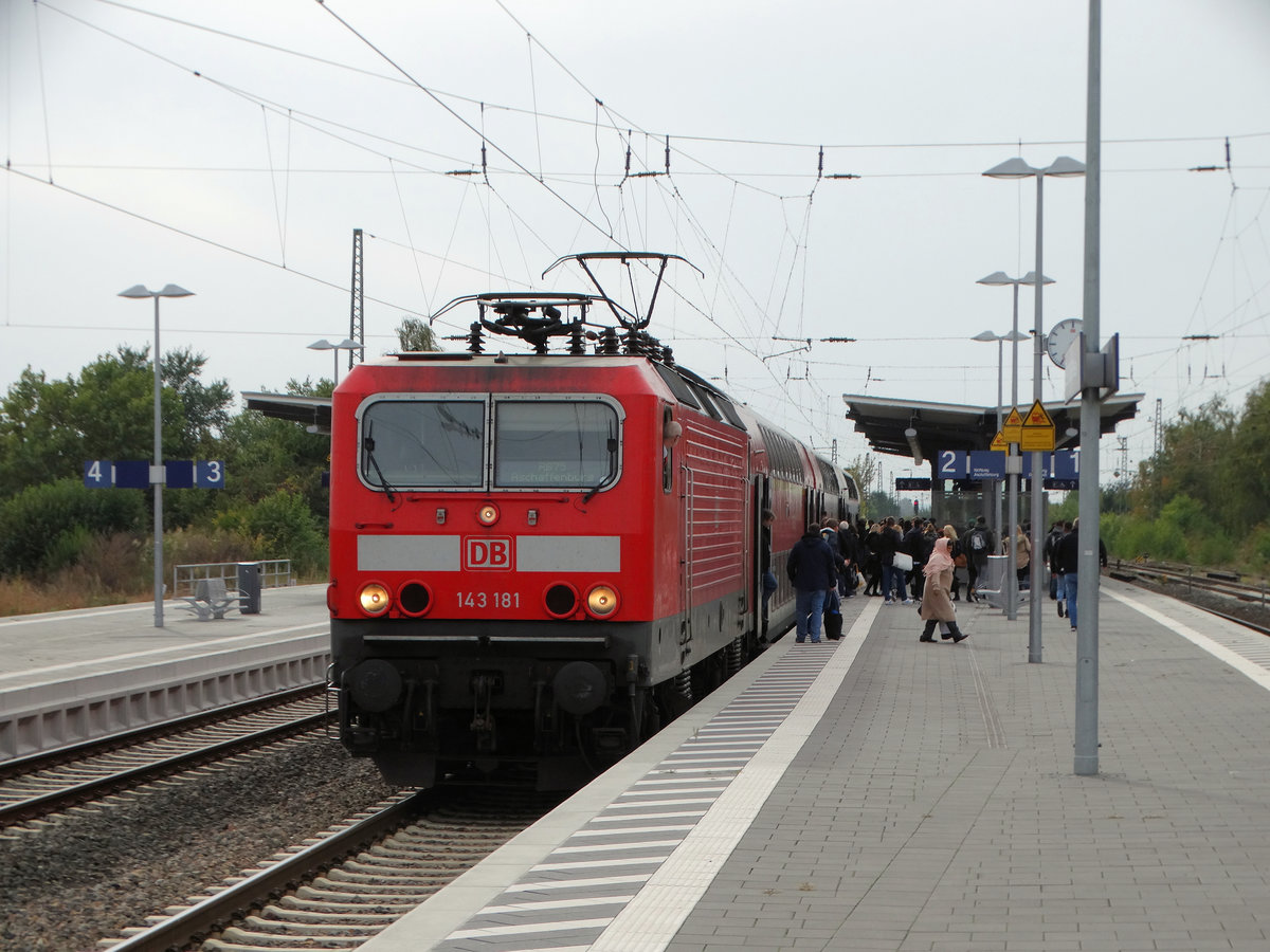 DB Regio 143 181 mit der RB75 am 15.10.16 in Babenhausen (Hessen)