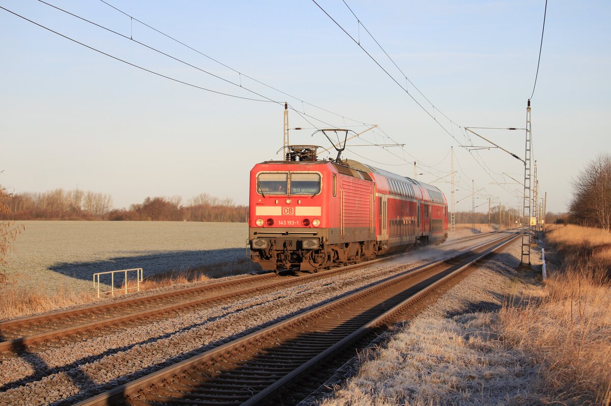 DB Regio 143 193 am 12.02.2022 mit dem RE7 Leerpark auf der Fahrt von Stralsund Hbf nach Greifswald. Hier Durchfahrt Haltepunkt Wüstenfelde.