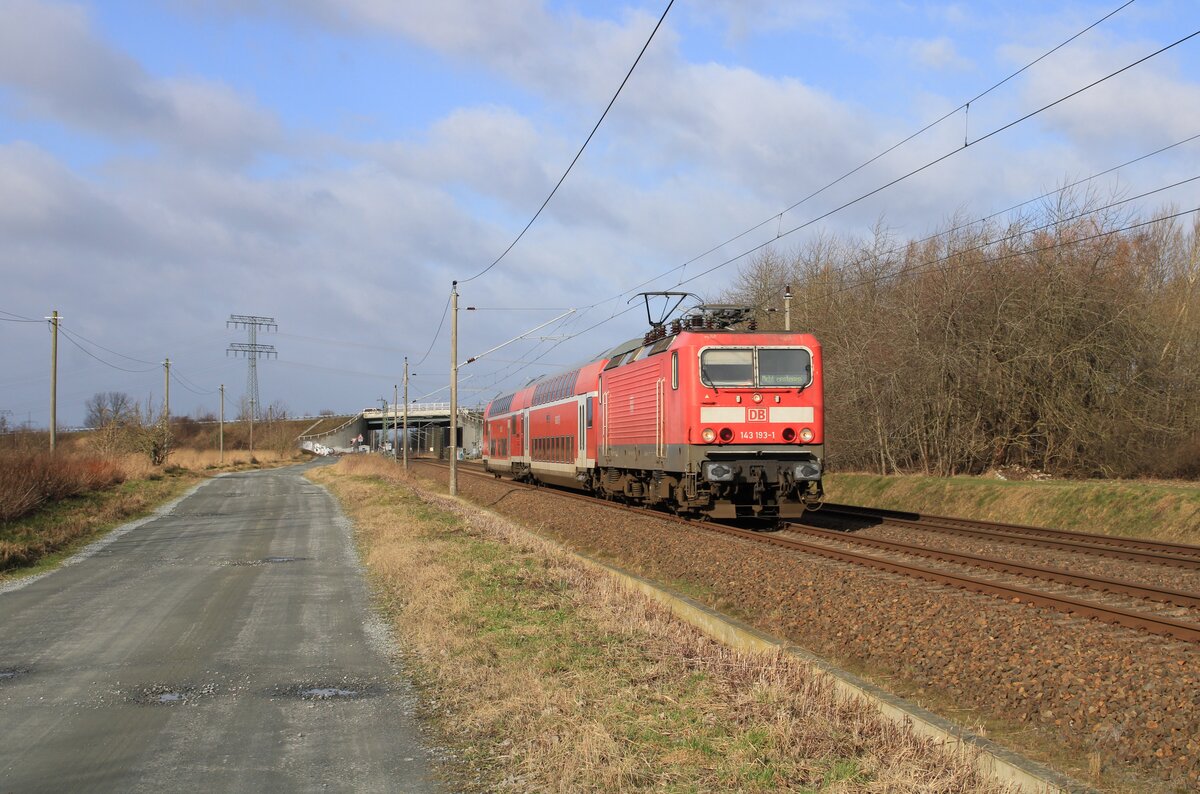 DB Regio 143 193 fuhr am 07.02.2022 mit einem Leerpark für den RE7 von Stralsund Hbf nach Greifswald. Aufgenommen bei Brandshagen.