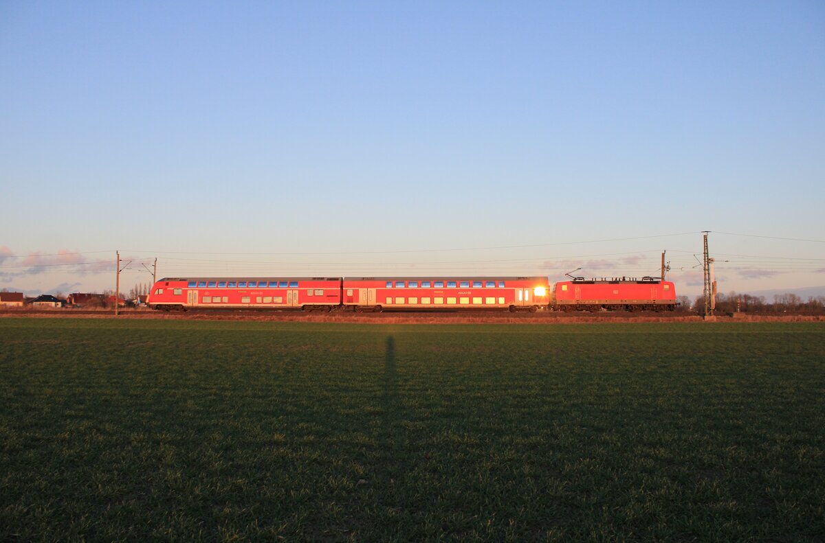 DB Regio 143 193 fuhr leicht verspätet aus Stralsund raus, mit ihrem RE7 nach Greifswald. Ich konnte sie mit den letzten Sonnenstrahlen des Tages bei Andershof aufnehmen.