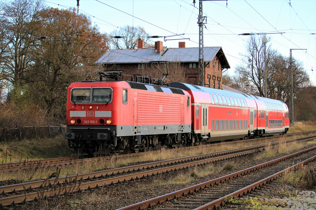 DB Regio 143 193 mit dem RE7 Greifswald - Stralsund, hier zu sehen bei der Einfahrt in den Bahnhof von Miltzow am 22.11.2021