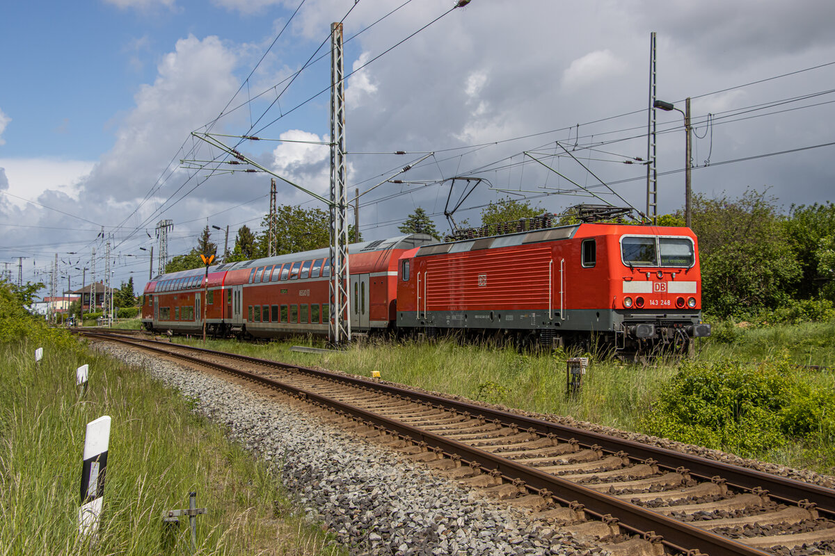 DB Regio 143 248 zog am 27.05.2022 den RE 7 Leerpark von Stralsund Hbf nach Greifswald. Aufgenommen am Abzweig Srg.