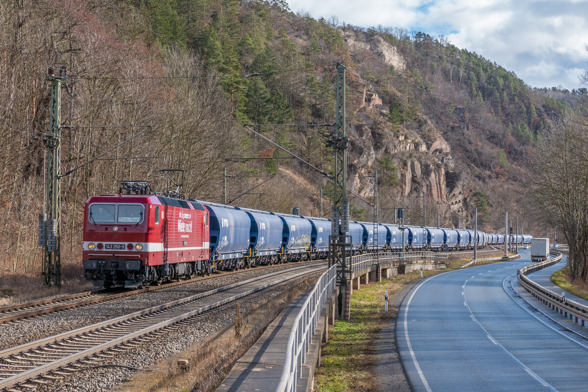 DB Regio 143 250 für Flex mit Getreidezug nach Sachsen am 16.02.2022 in Köditz.