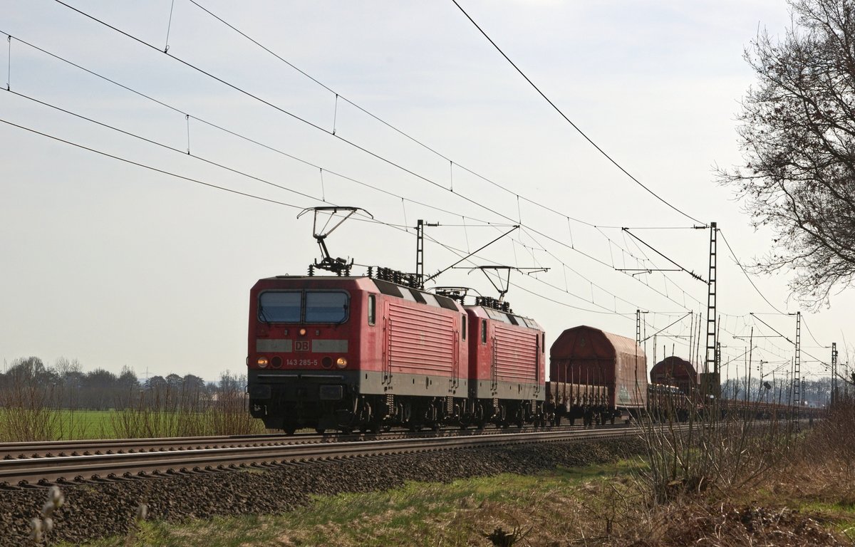 DB Regio 143 285 und eine unbekannte Schwesterlok, beide vermietet an DB Cargo, mit gemischtem Güterzug in Richtung Bremen (zwischen Lembruch und Diepholz, 16.03.17).