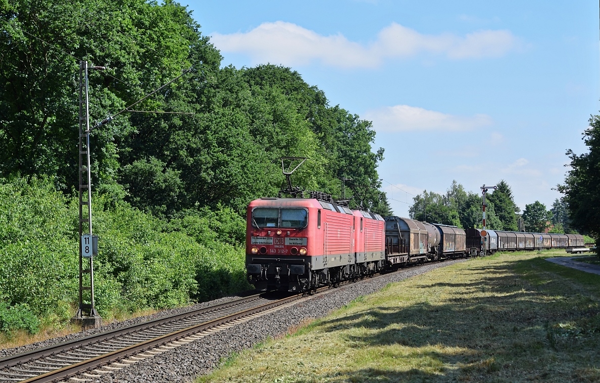 DB Regio 143 312 und 143 366, beide vermietet an DB Cargo, mit gemischtem Güterzug in Richtung Minden, Umleiter wegen Bauarbeiten auf der Strecke Bremen - Osnabrück (Estorf/Weser, 14.06.17). 