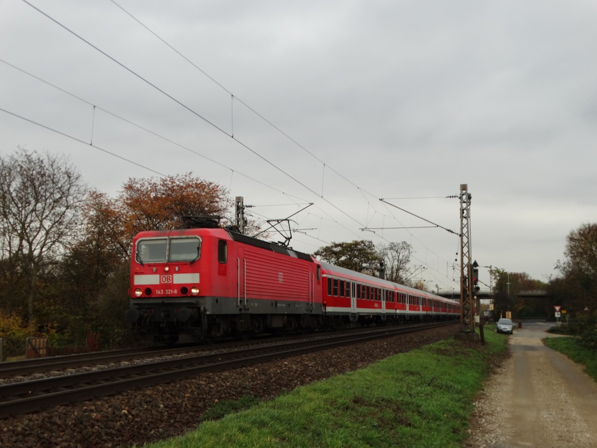 DB Regio 143 321-8 mit der RB 55 bei Maintal Ost. Nur noch bis Fahrplanwechsel im Dezember Fahren hier N-Wagen mit 143er oder 111er danach kommen die langweiligen ET 425 auf diese Linie 