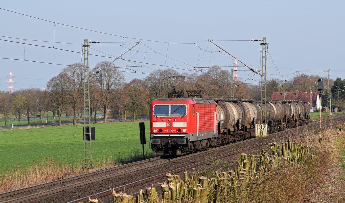 DB Regio 143 332, vermietet an DB Cargo, mit Kesselwagenzug in Richtung Osnabrück (Bohmte-Stirpe, 28.03.17).