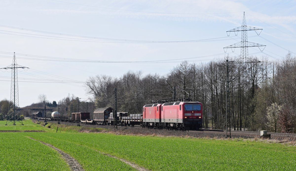 DB Regio 143 339 und 143 934, beide vermietet an DB Cargo, mit gemischtem Güterzug in Richtung Bremen (Marl, NI, 25.03.17).