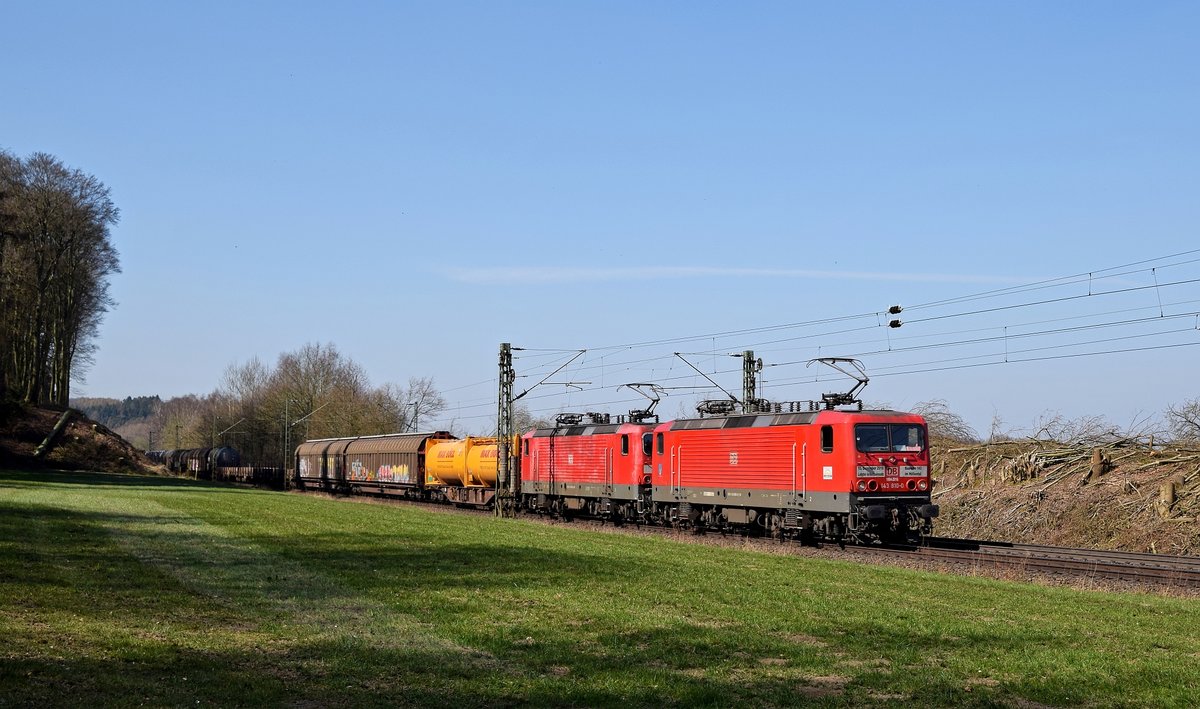 DB Regio 143 810 und 143 831, beide vermietet an DB Cargo, mit gemischtem Güterzug in Richtung Bremen (Bohmte-Stirpe, 28.03.17).