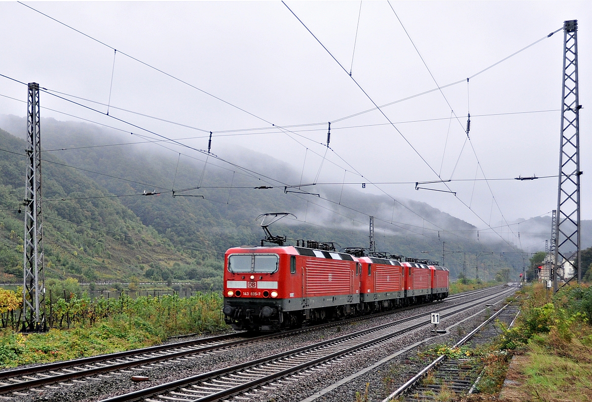 DB Regio 143 835 schleppt drei unbekannte 143er in Richtung Koblenz (Winningen/Mosel, 05.10.13). 