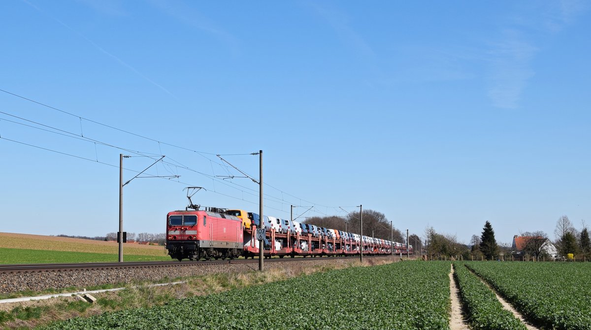 DB Regio 143 845, vermietet an DB Cargo, mit Autotransportzug in Richtung Osnabrück (bei Melle, 27.03.17). Osnabrück.