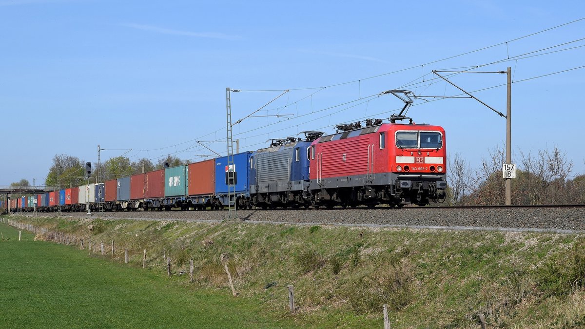DB Regio 143 963, vermietet an DeltaRail, und DeltaRail 143 069 (ex RBH 102) mit KT 50376 Hamburg-Billwerder - Rheinhausen (Hüde, 15.04.2020).