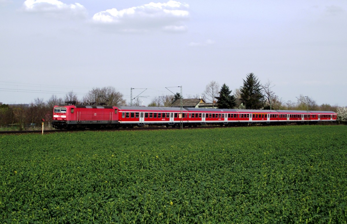 DB Regio 143 xxx-x mit RB 55 am 28.03.14 bei Frankfurt Mainkur 