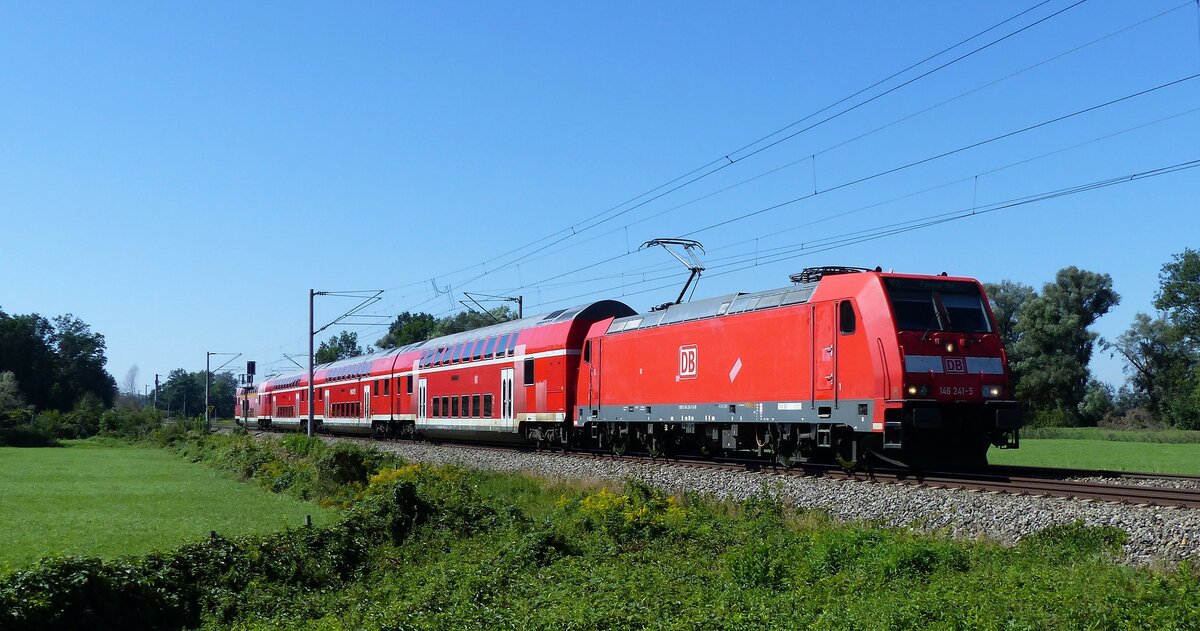 DB Regio, 146 241-5 Traxx AC 1/2 ( 9180 6146 241-5 D-DB ) als RE 3 nach Passau von München kommend bei Moosburg an der Isar am 9.9.2023