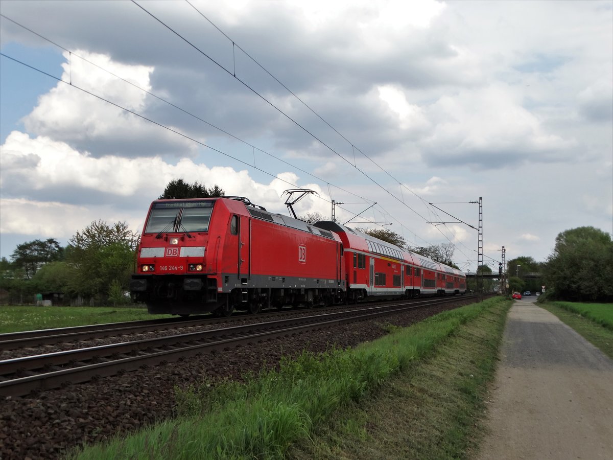 DB Regio 146 244-9 mit eine RE nach Frankfurt am 27.04.17 in Maintal Ost