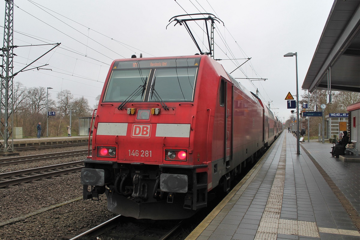 DB Regio-146 281 mit dem RE1 nach Rostock Hbf (Hamburg Hbf-Rostock Hbf) am 12.2.2023 beim Zwischenstopp am Bahnhof Büchen