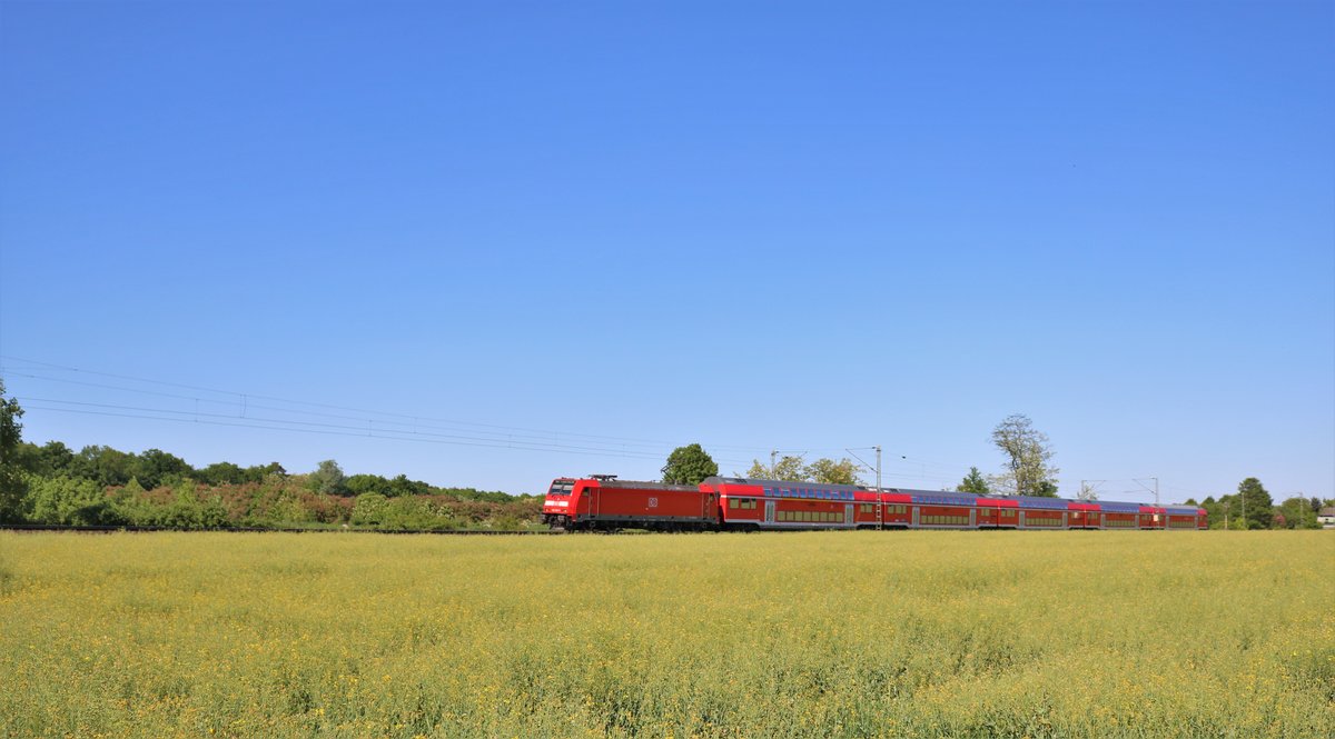 DB Regio 146 2xx am 08.05.18 bei Frankfurt Mainkur mit einer Doppelstockwagen Garnitur