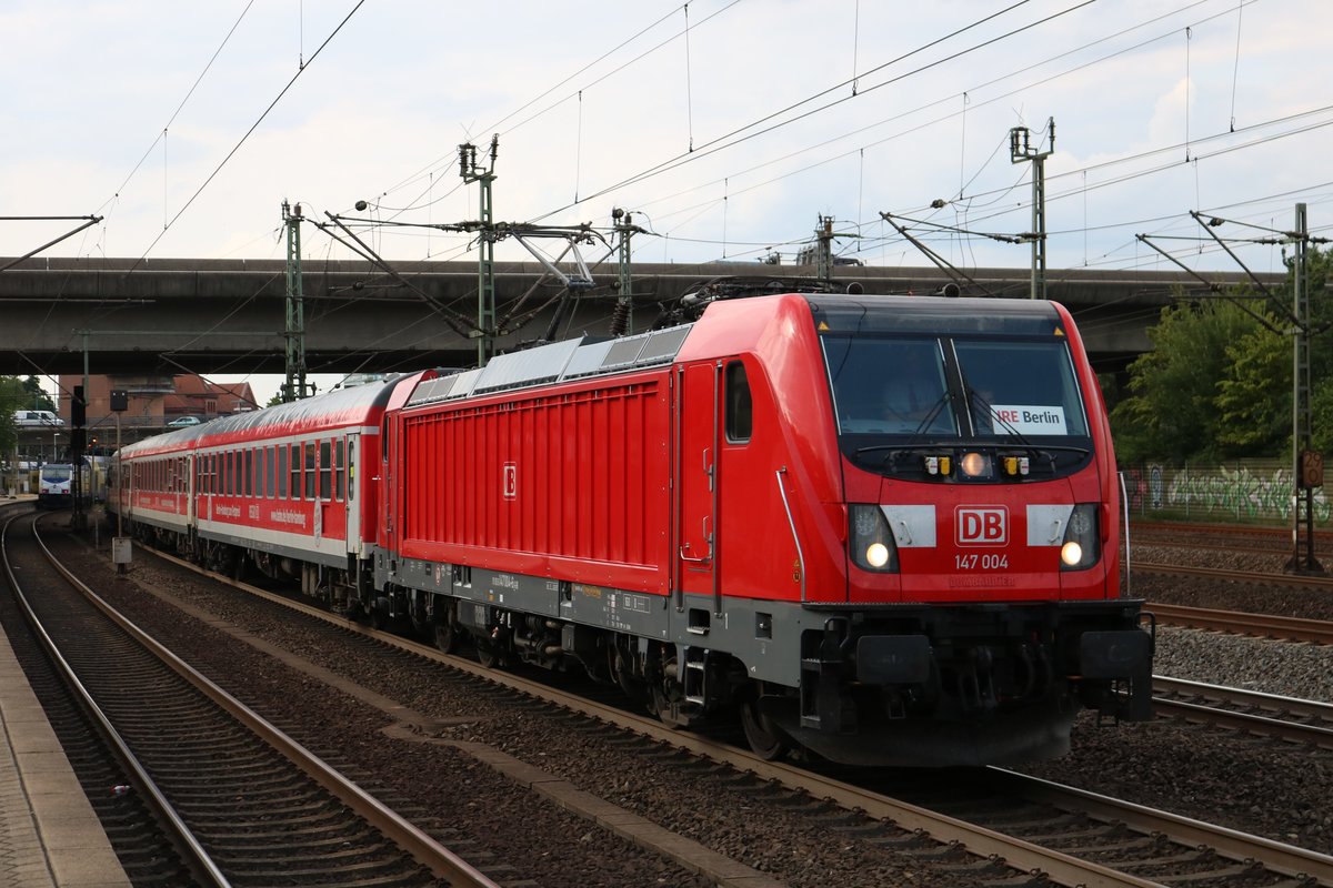 DB Regio 147 004-6 mit IRE nach Berlin in Hamburg Harburg am 18.07.19 vom Bahnsteig aus fotografiert