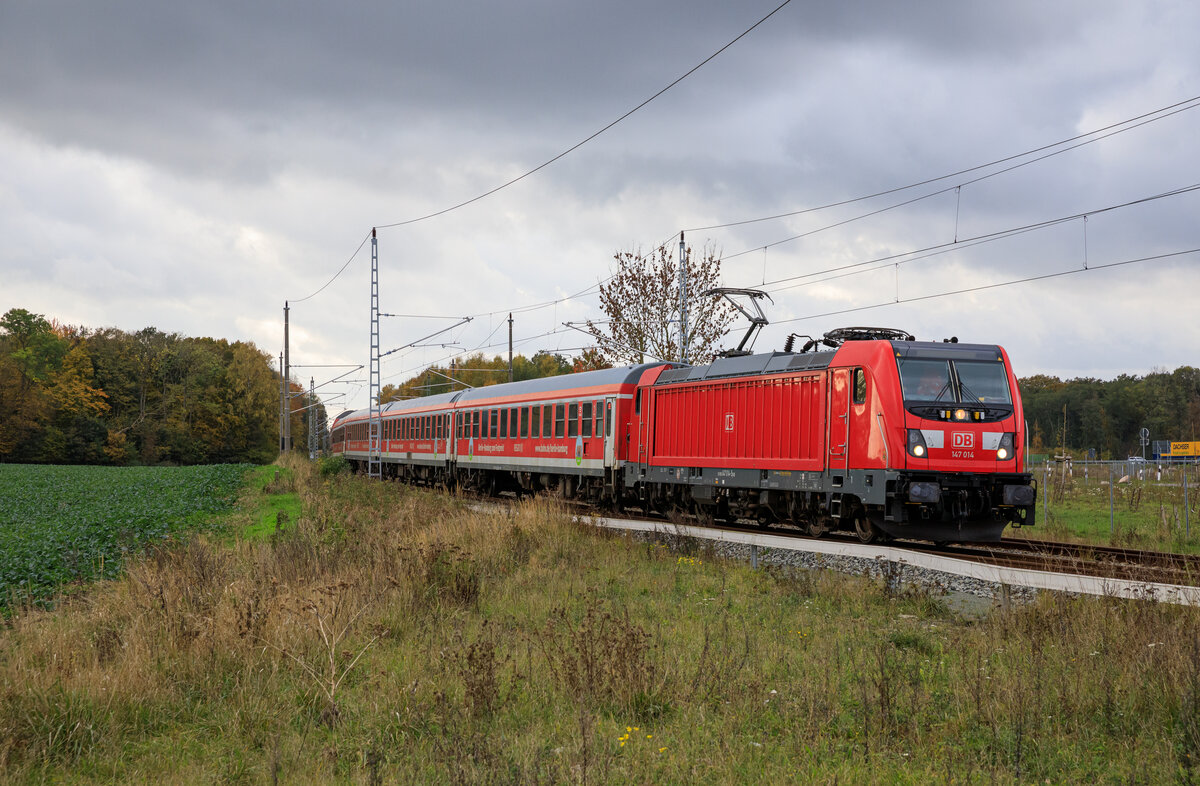 DB Regio 147 014 mit einigen Wagen von Cottbus nach Mukran am 25.10.2022. Aufgenommen bei Teschenhagen (Rügen).
