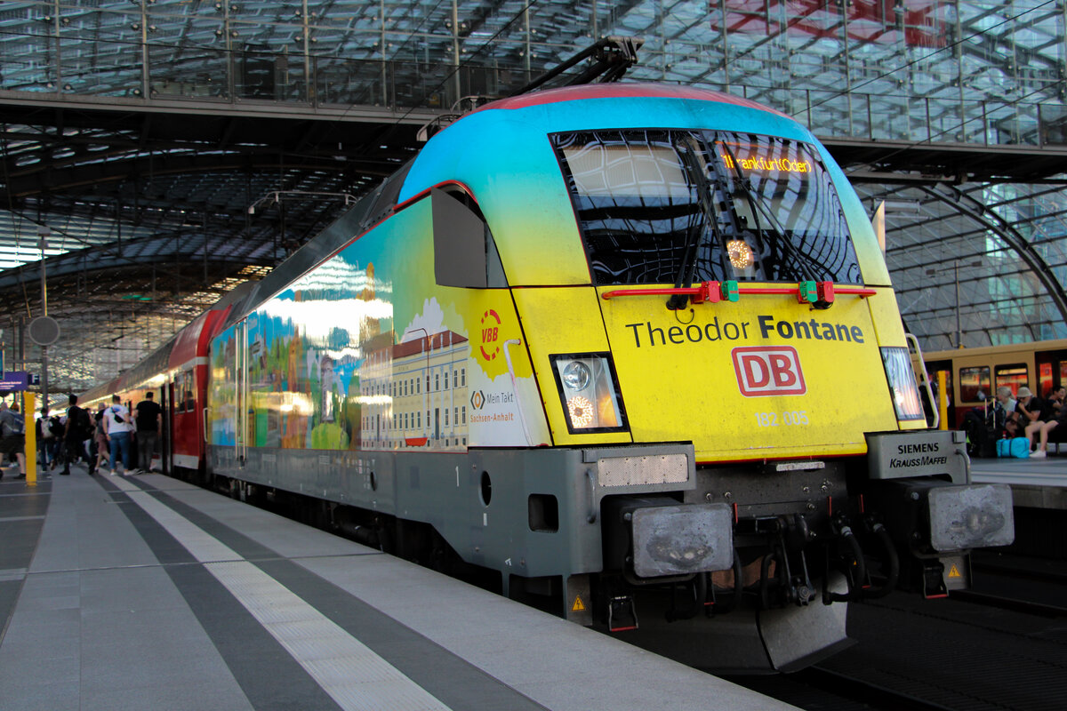 DB Regio 182 005  Theodor Fontane  auf der Fahrt als RE1 nach Frankfurt (Oder), 7. August 2022, Berlin Hbf