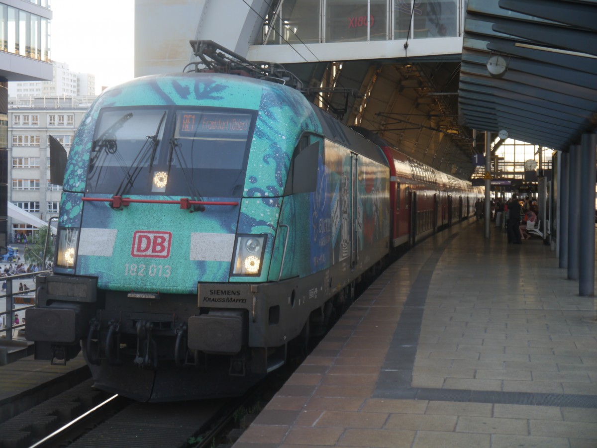 DB Regio 182 013 mit einem Regionalexpress von Magdeburg Hbf nach Frankfurt (Oder) in Berlin Alexanderplatz aus Richtung Berlin Hbf kommend. Viele Grüße an den Tf! (18.09.2014)
