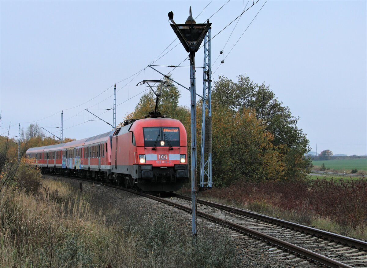 DB Regio 182 016 kam am 03.11.2021 mit 4 Wagen zur Abstellung von Cottbus nach Mukran. Hier am BÜ km 2,6 in Mukran aufgenommen.