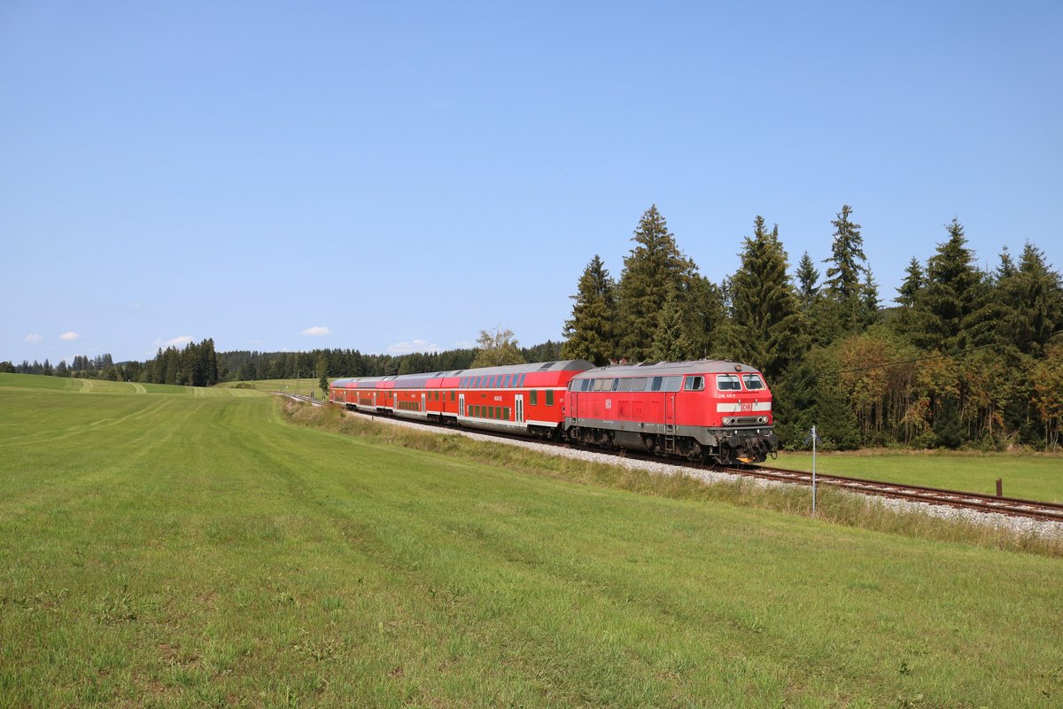 DB Regio 218 411-7 mit dem RE nach Füssen am 28.08.18 bei Weizern-Hopferau  auf der König Ludwig Bahn 