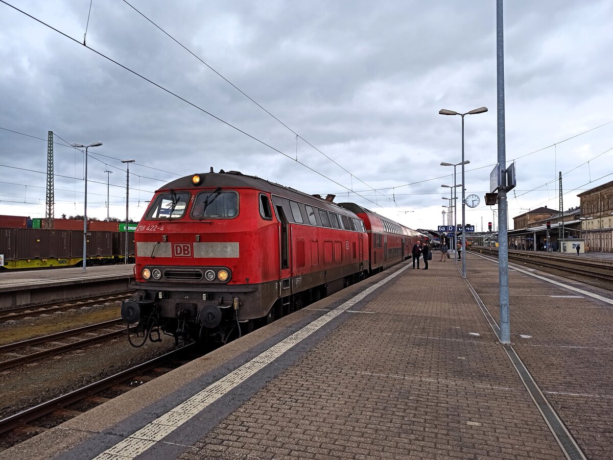 DB Regio 218 422-4 ( 9280 1218 422-4 D-DB ) mit dem RE1 nach München abfahrbereit in Hof am 15.3.2024