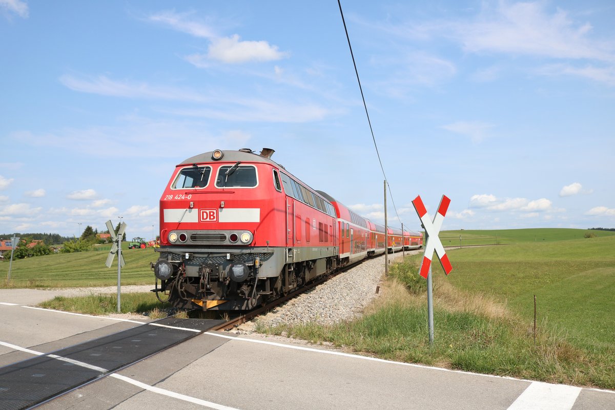 DB Regio 218 424-0 mit dem RE nach Füssen am 28.08.18 bei Lengenwang auf der König Ludwig Bahn 
