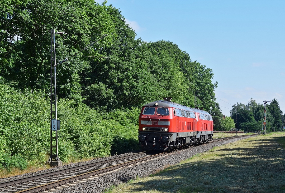 DB Regio 218 432 schleppt eine unbekannte 218er am 14.06.17 durch Estorf (Weser) in Richtung Minden.