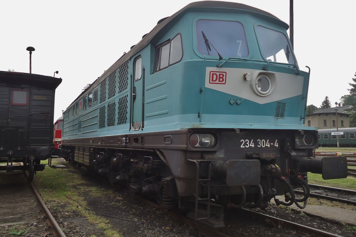 DB Regio 234 304 steht mit Froschperspektiv am 23 Mai 2015 ins Bw Nossen. Das Minttürkis-Experiment bei LOks der DB Regio wurde nie erfolgd.