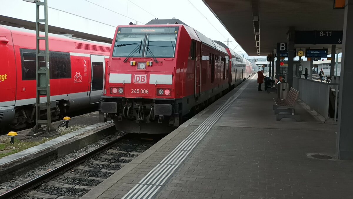 DB Regio 245 006 bei der ausfahrt mit dem IRE 3 Nach Friedrichshafen Stadt am 18.03.2022 in Basel Badischer Bahnhof 