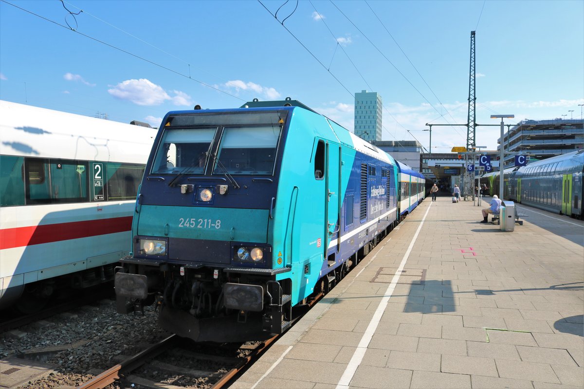 DB Regio 245 211-8 mit dem RE6 nach Sylt am 19.07.19 in Hamburg Altona 