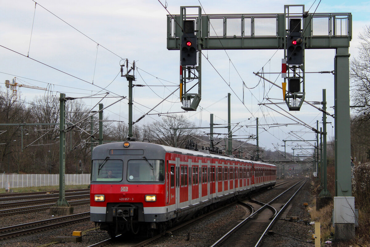 DB Regio 420 457 mit 420 417 der S-Bahn Köln als S12, 3. Januar 2022, Horrem