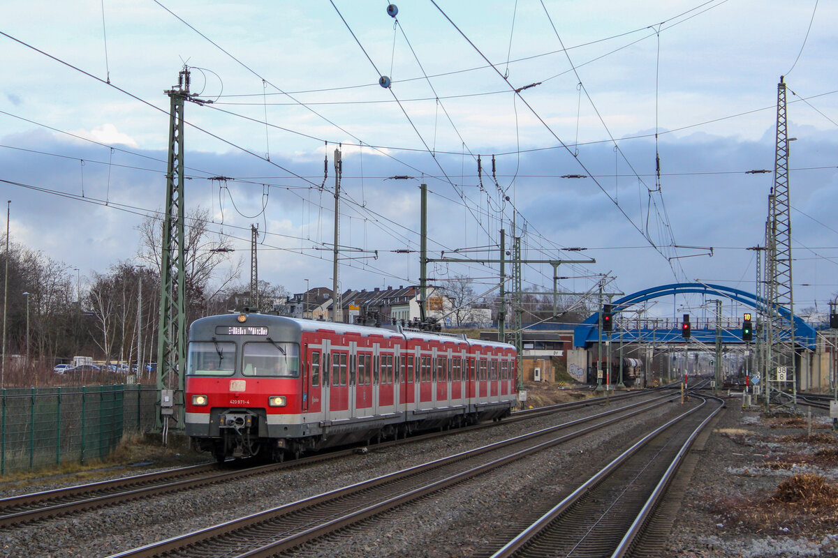 DB Regio 420 471 der S-Bahn München erreicht den Bahnhof Düren, 4. Januar 2022, Düren