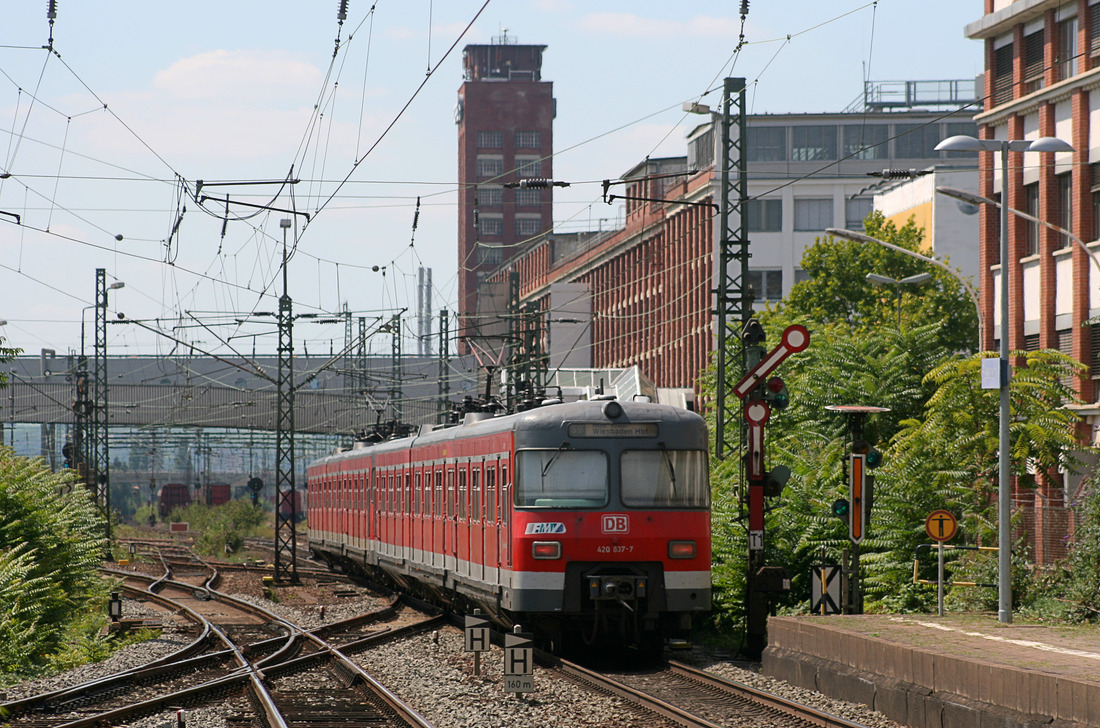 DB Regio 420 837 (420 337; Nachschuss)  + 420 277 (führend) // Rüsselsheim // 7. August 2010