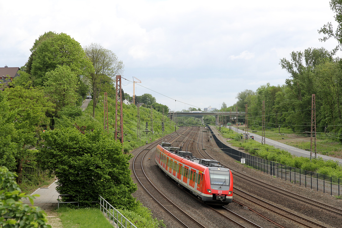DB Regio 422 010 // Aufgenommen zwischen Mülheim (Ruhr) Hbf und Essen-Frohnhausen. // 14. Mai 2016