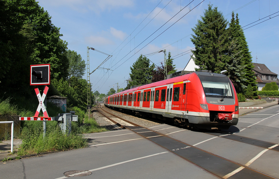 DB Regio 422 022 (Nachschuss) + 422 069 (führend) // Essen; Bahnübergang  Weg am Berge  // 25. Mai 2017