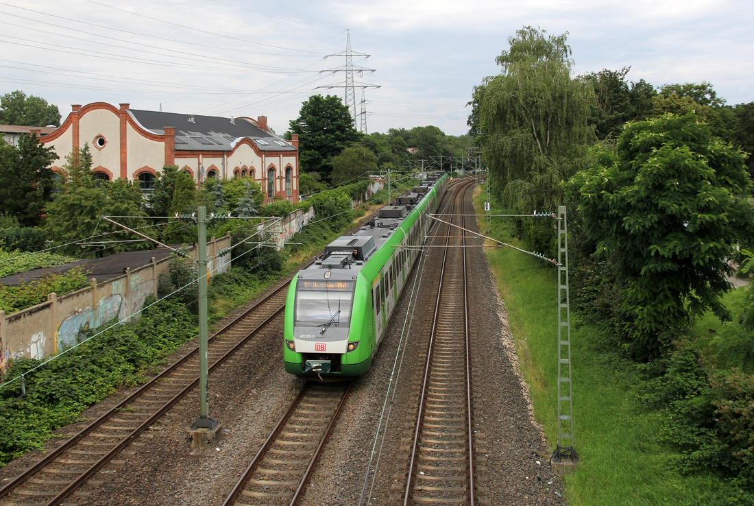 Ein Triebzug der Baureihe 422 fährt gerade die Ruhr entlang, so gesehen