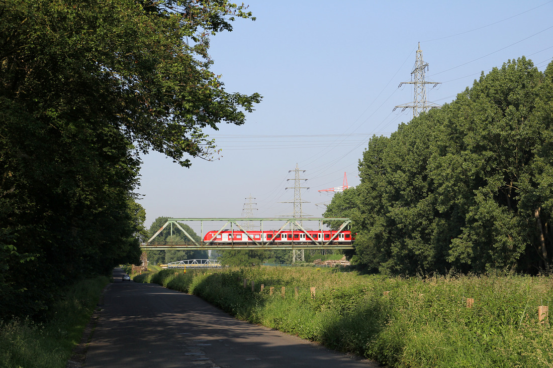 DB Regio 422 xxx // Aufgenommen zwischen Essen-Dellwig Ost und Bottrop Hbf. // 2. Juni 2014