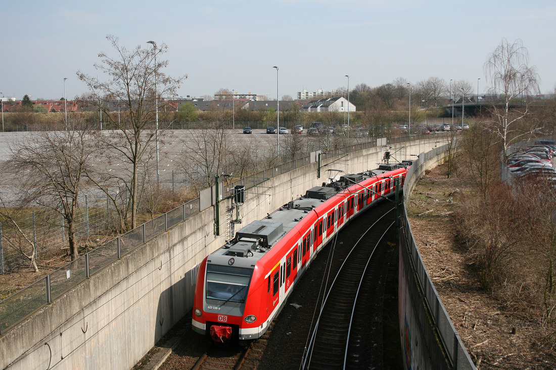 DB Regio 423 038 + 423 259 wurden am 24. März 2012 in Düsseldorf-Unterrath fotografiert.
