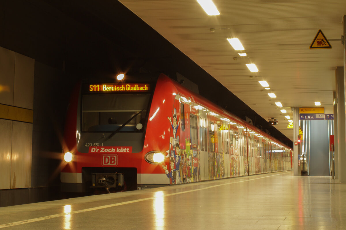 DB Regio 423 051  D'r Zoch kütt  steht mit einem weiteren Zug der Baureihe 423 abfahrbereit als S11 nach Bergisch Gladbach, 20. Juli 2021, Düsseldorf Flughafen Terminal