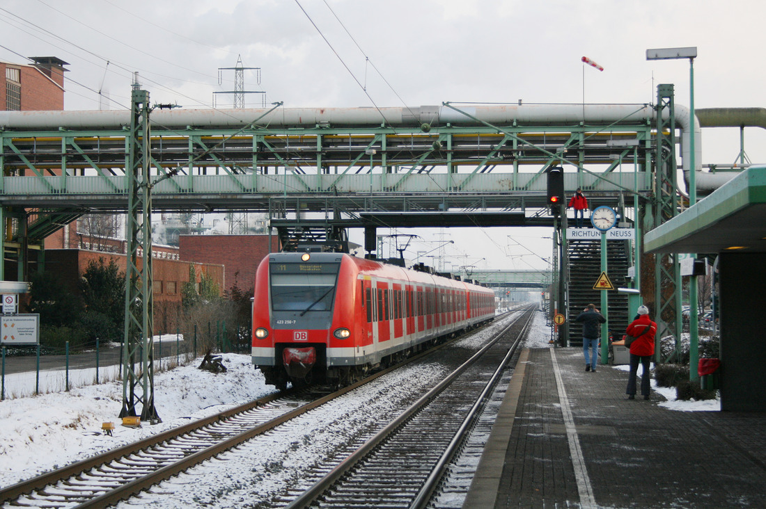 DB Regio 423 256 + 423 262 // Dormagen Chempark // 8. Januar 2010