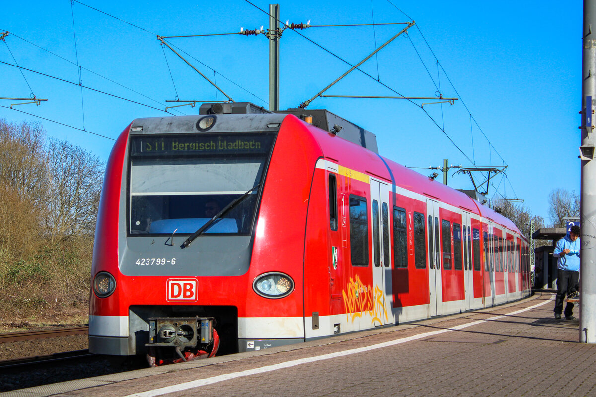DB Regio 423 299 mit 423 250 auf der S11 (D-Flughafen Terminal-Düsseldorf Hbf-Neuss-Dormagen-Köln-Bergisch Gladbach), 18.03.2022, Neuss Rheinpark-Center