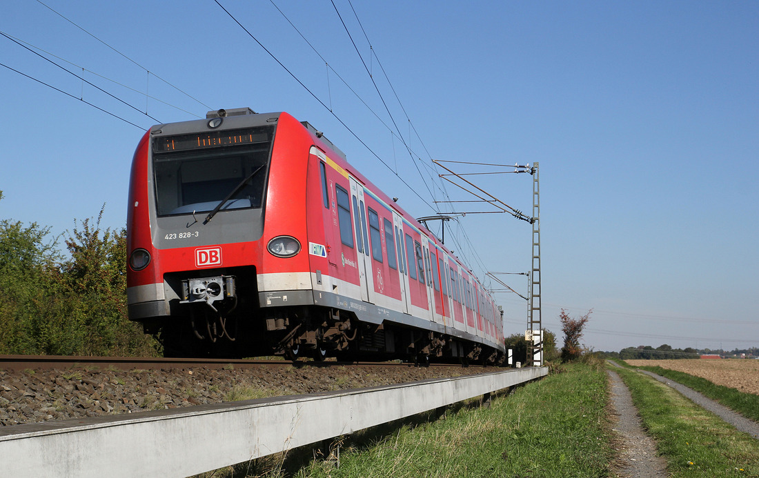 DB Regio 423 302 (führend) + 423 328 (zu sehen) // Bad Vilbel; Ortsteil Dortelweil // 2. Oktober 2015