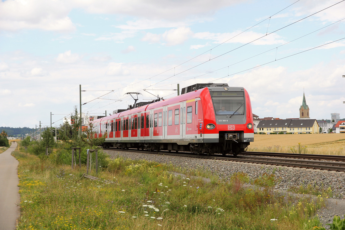 DB Regio 423 369 // Aufgenommen von einem Weg südlich des Haltepunkts Renningen Süd. // 14. Juli 2017
